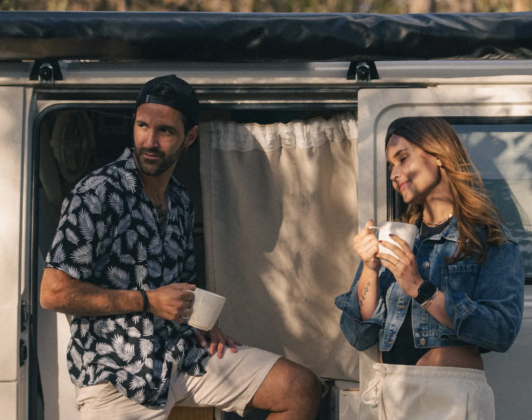 Pareja disfrutando su campervan Road Birdie